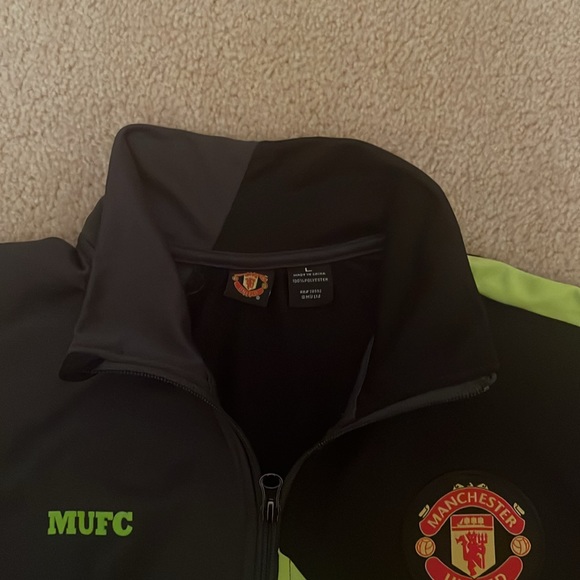 Manchester United full zip black jacket - Picture 4 of 6